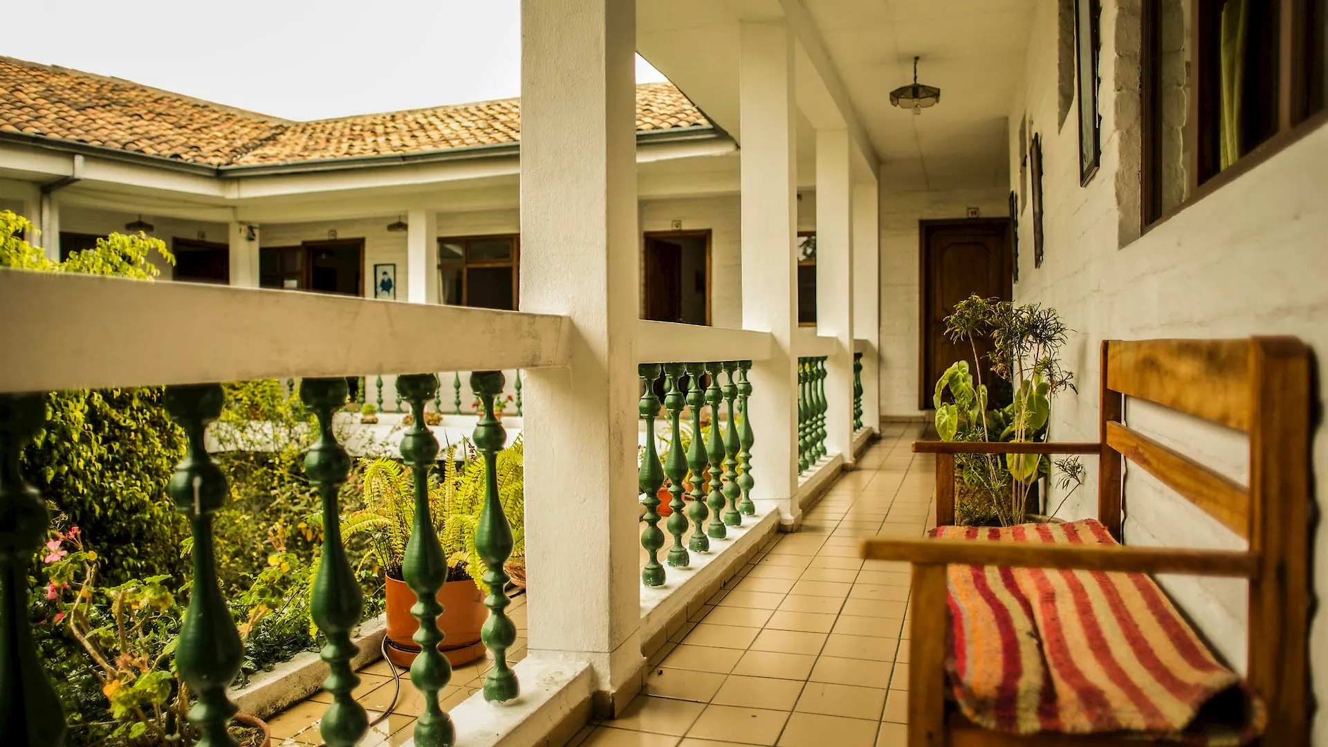 Apartamentos Otorongo Cuenca Ecuador アパートホテル